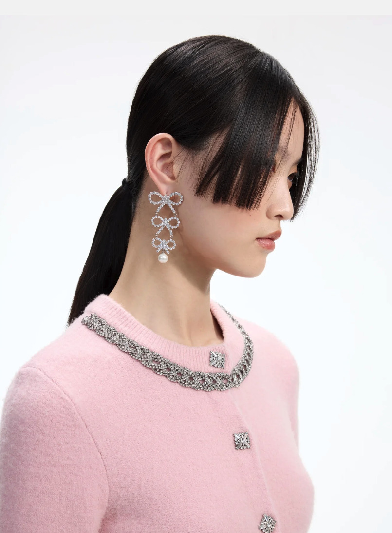 tired-crystal-bow-earrings-model