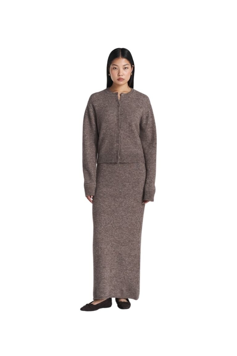 240529_ttfw24_day1_8497_mora_knitted_skirt_dk_truffle_8492_filippa_knitted_cardigan_dk_truffle1708
