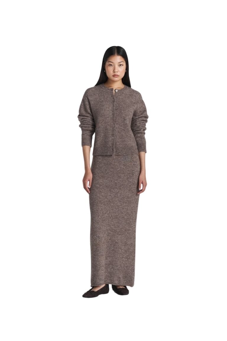 240529_ttfw24_day1_8497_mora_knitted_skirt_dk_truffle_8492_filippa_knitted_cardigan_dk_truffle1724