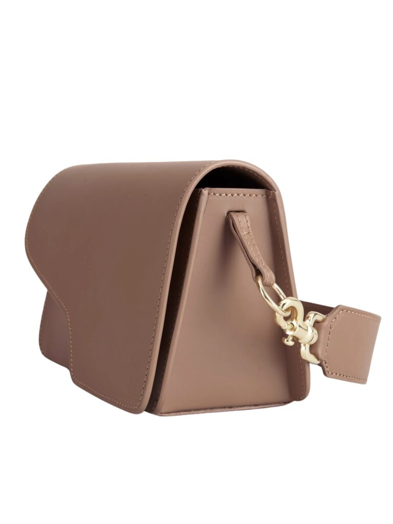 atp_atelier_assisi_hazelnut_baguette_bag_vacchetta_detail_6f381ff9-cc58-457b-8222-4b27b5e143ad