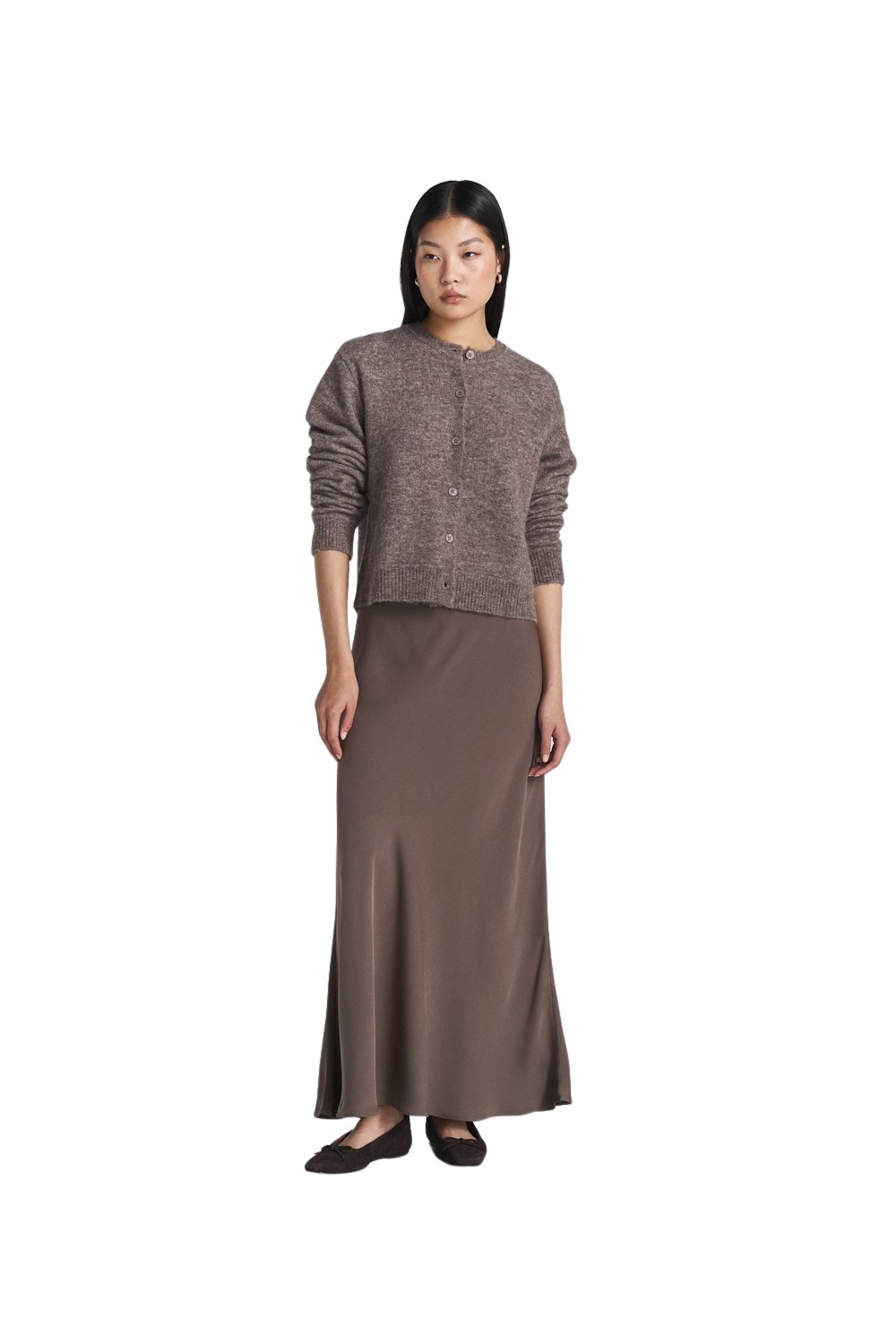 r_240529_ttfw24_day1_8492_filippa_knitted_cardigan_dk_truffle_8535_tyne_satin_midi_skirt_dk_truffle1741-1