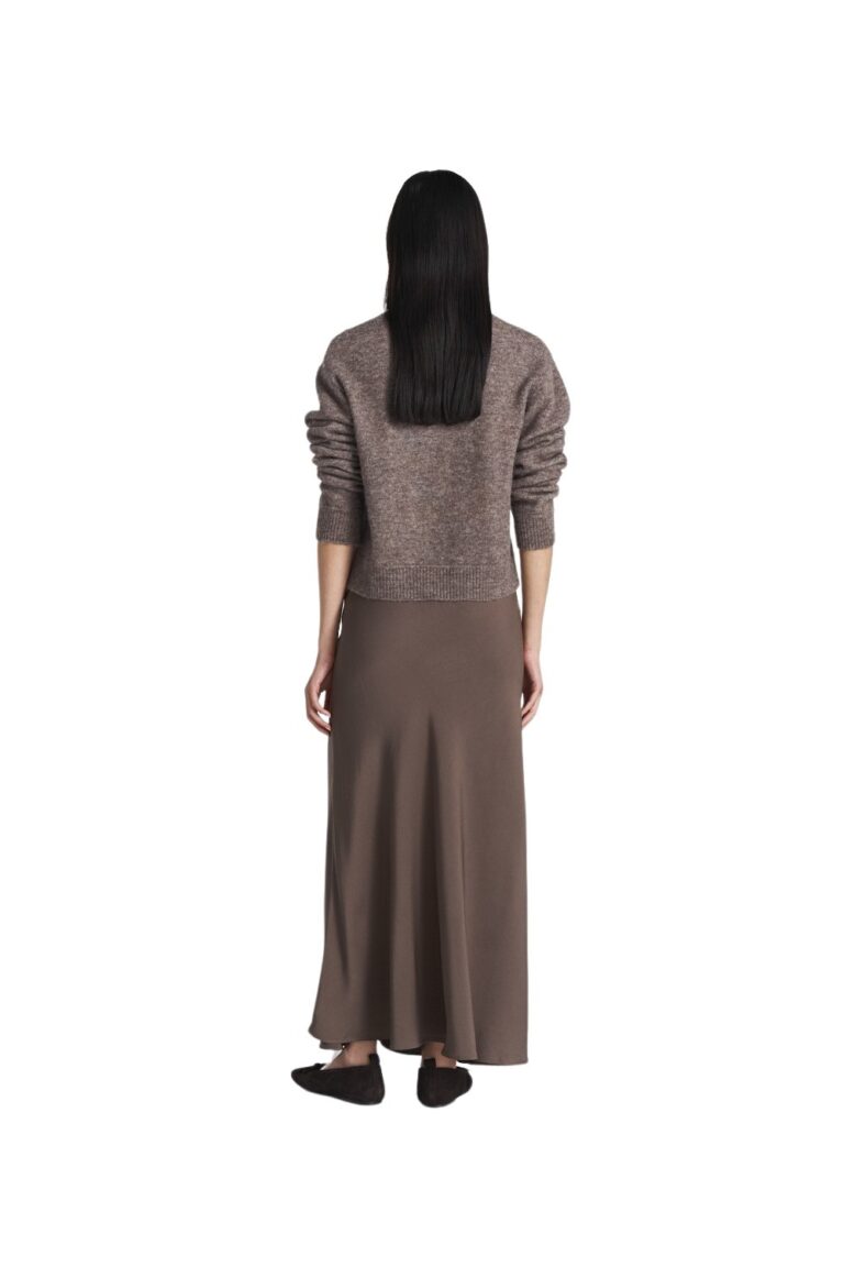 r_240529_ttfw24_day1_8492_filippa_knitted_cardigan_dk_truffle_8535_tyne_satin_midi_skirt_dk_truffle1748