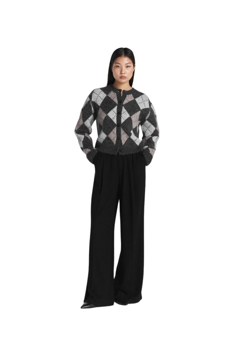 r_240529_ttfw24_day1_8716_filippa_argyle_cardigan_grey_argyle_8650_isla_trousers_black0099