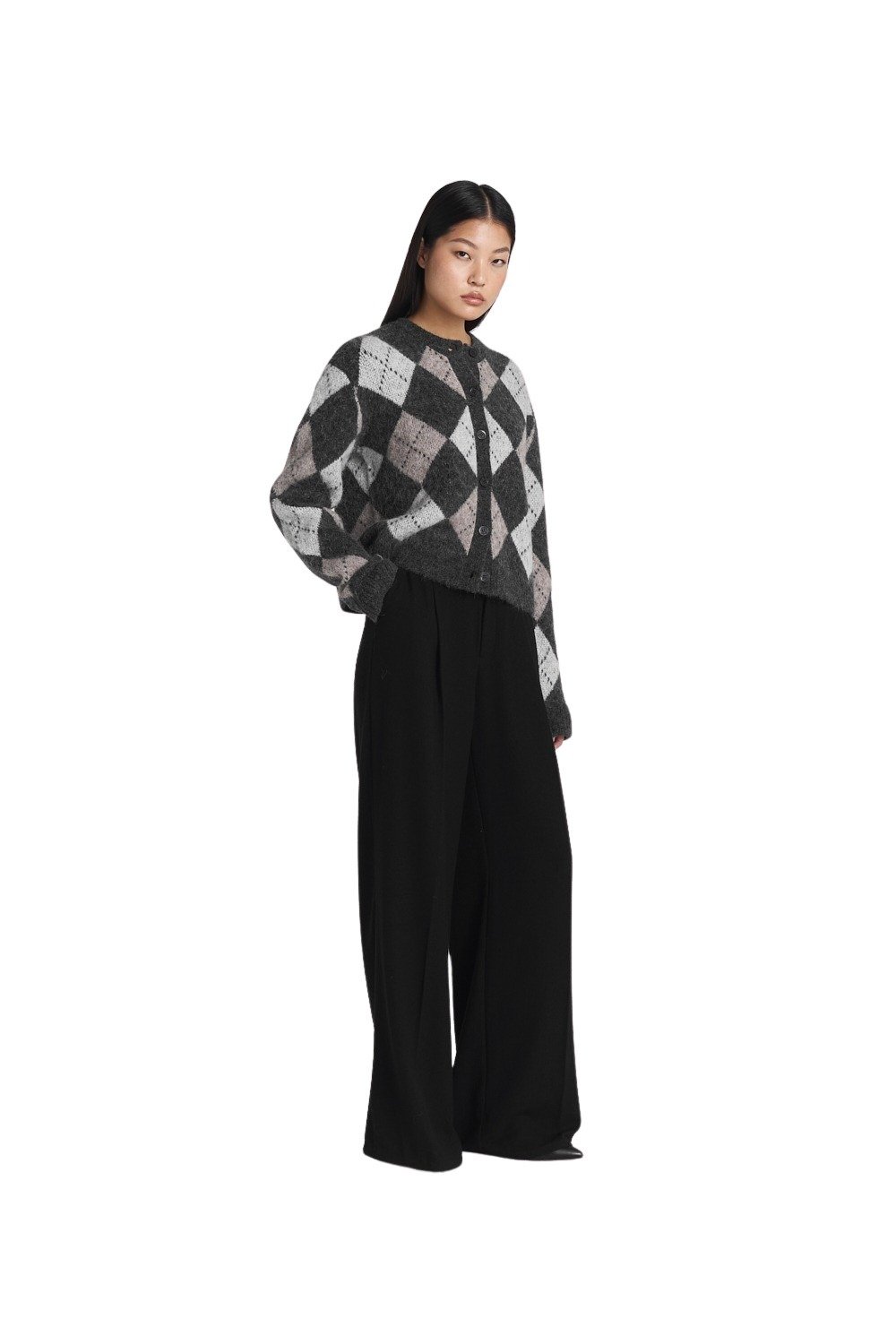 r_240529_ttfw24_day1_8716_filippa_argyle_cardigan_grey_argyle_8650_isla_trousers_black0108