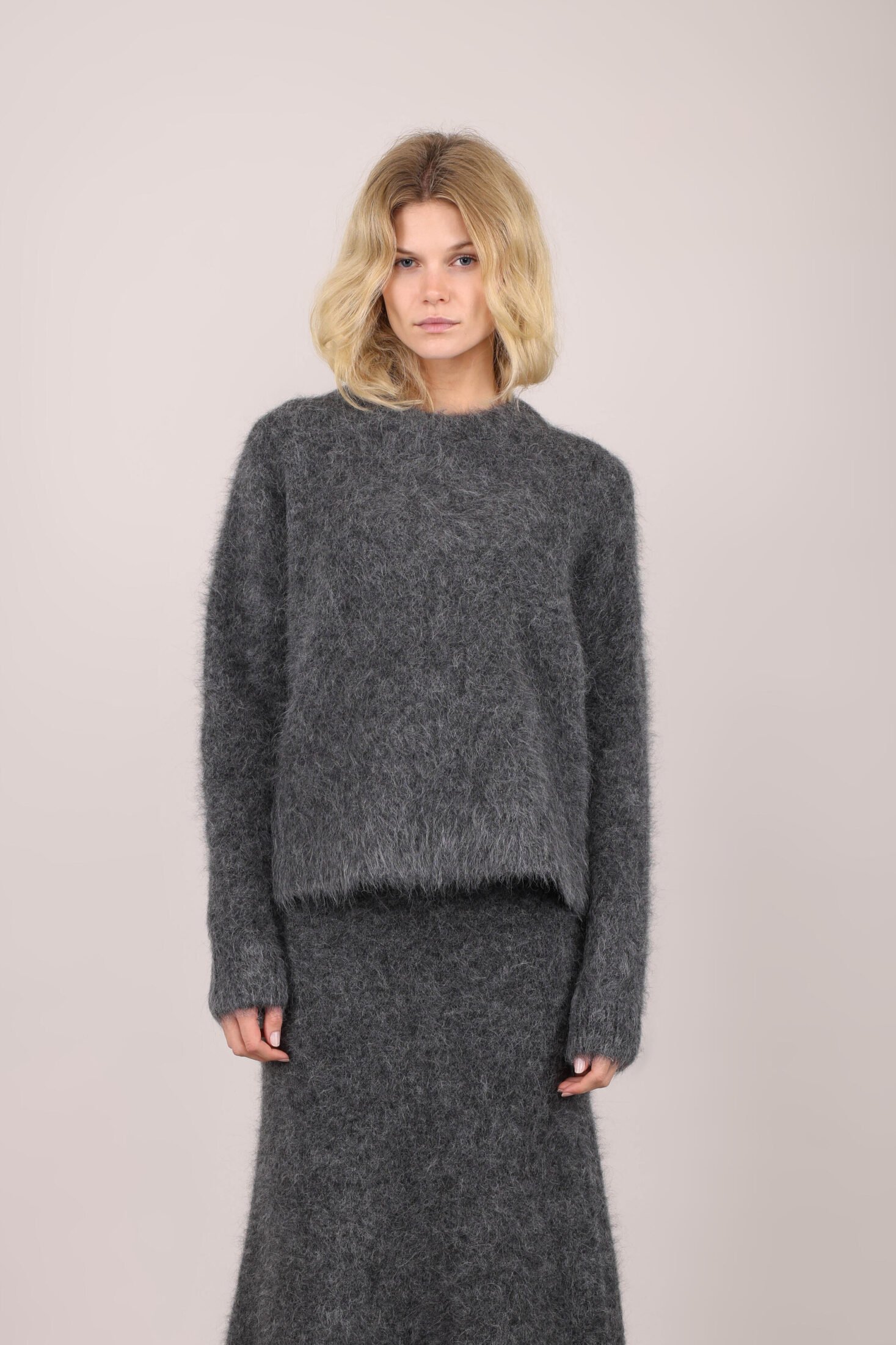 web_image_babsan_sweater_charcoal_m_fury_fluffy_ov_20652_babsan_charcoal_3251560019_plid_31750 2 web_image_babsan_sweater_charcoal_m_fury_fluffy_ov_20652_babsan_charcoal_3251560019_plid_31750-2