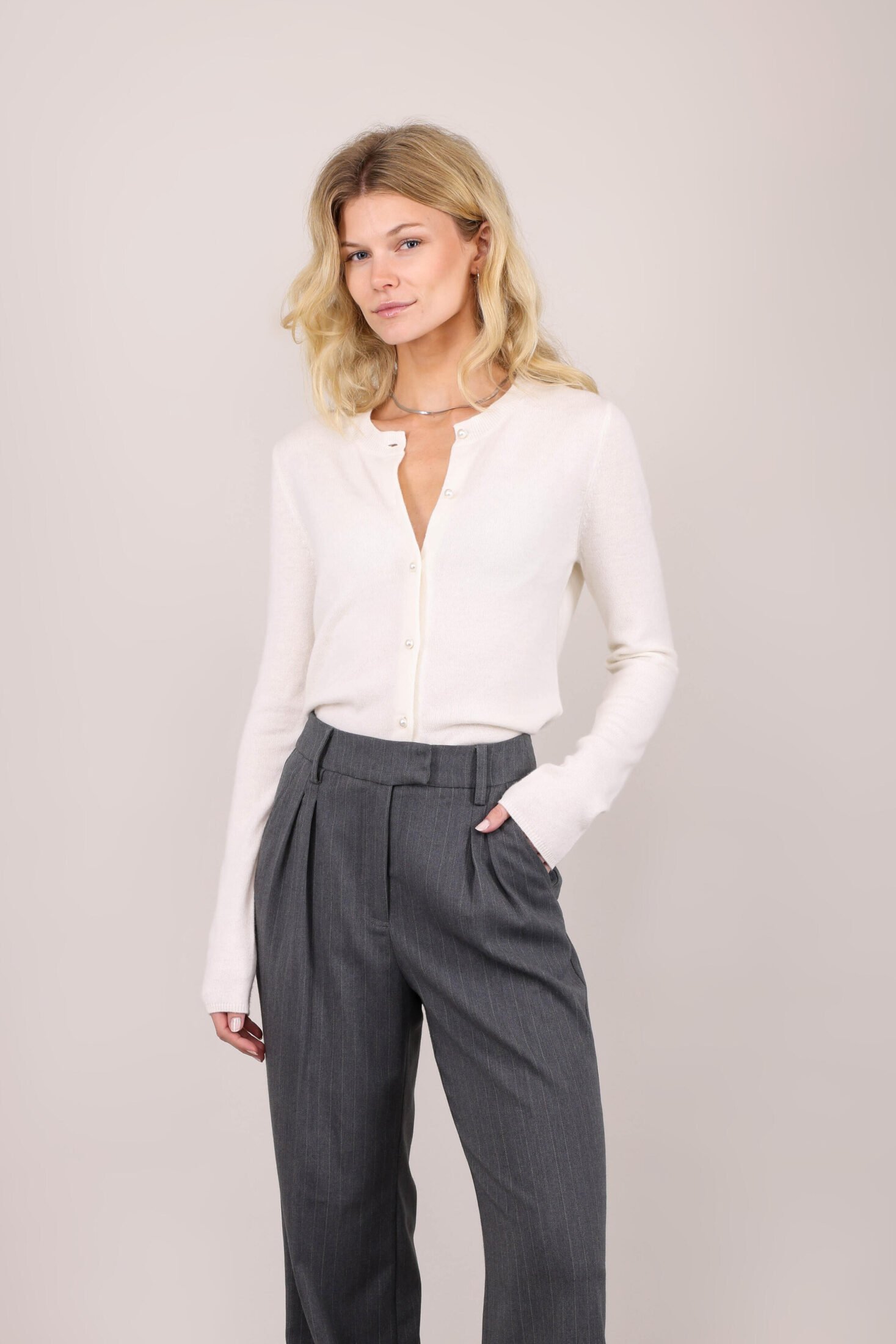 web_image_candi_cardigan_cream_s_short_merino_wool_30145_candi_cream_4-1851350140_plid_31990 2 web_image_candi_cardigan_cream_s_short_merino_wool_30145_candi_cream_4-1851350140_plid_31990-2