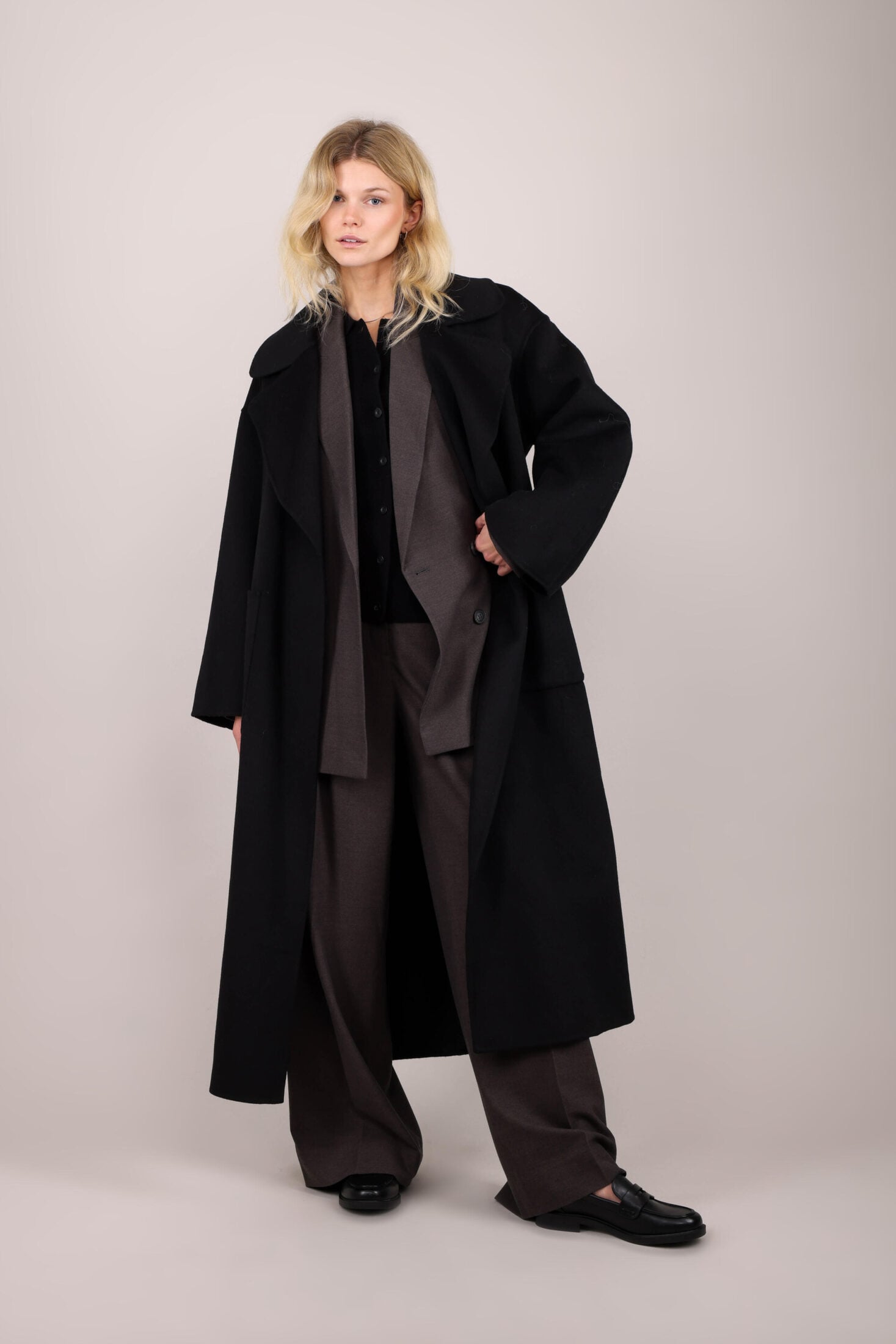 web_image_ulla_coat_black_m_long_coat_with_lapel__70381_ulla_black_3-230236100_plid_32899-2