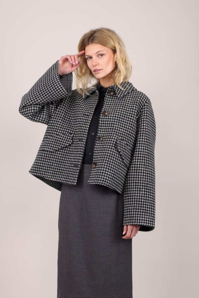 web_image_yackie_jacket_grey_houndstooth_m_short_h_70396_yackie_grey_houndstooth_51667331229_plid_33024-2