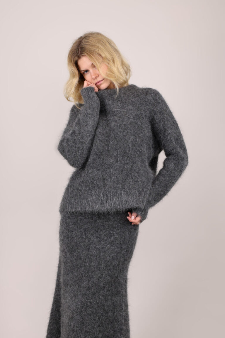 web_image_babsan_sweater_charcoal_m_fury_fluffy_ov_20652_babsan_charcoal_4771316656_plid_31750