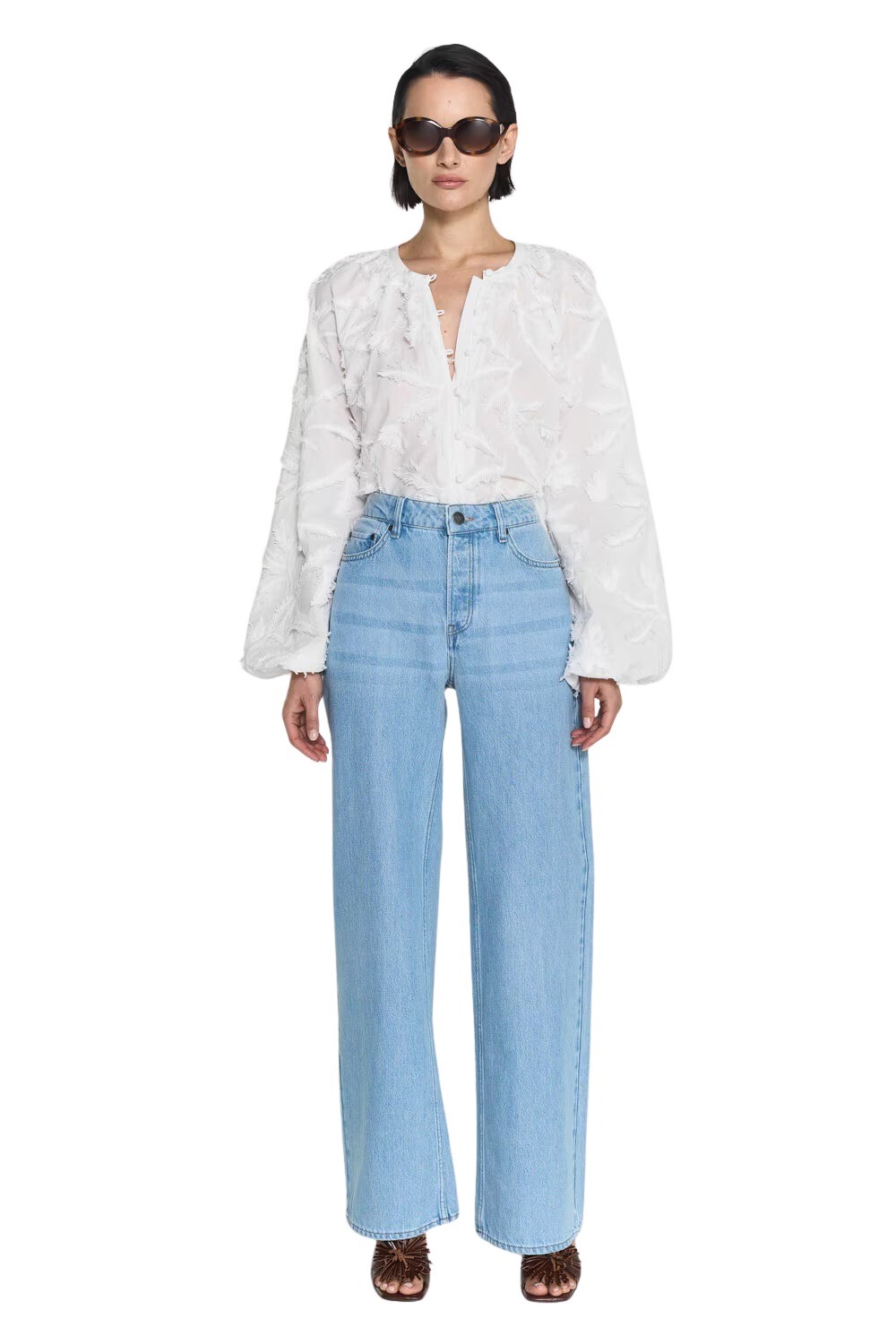 241218_tt_2_8822_tori_rigid_jeans_sunbleached_blue_8813_azalea_blouse_white0179