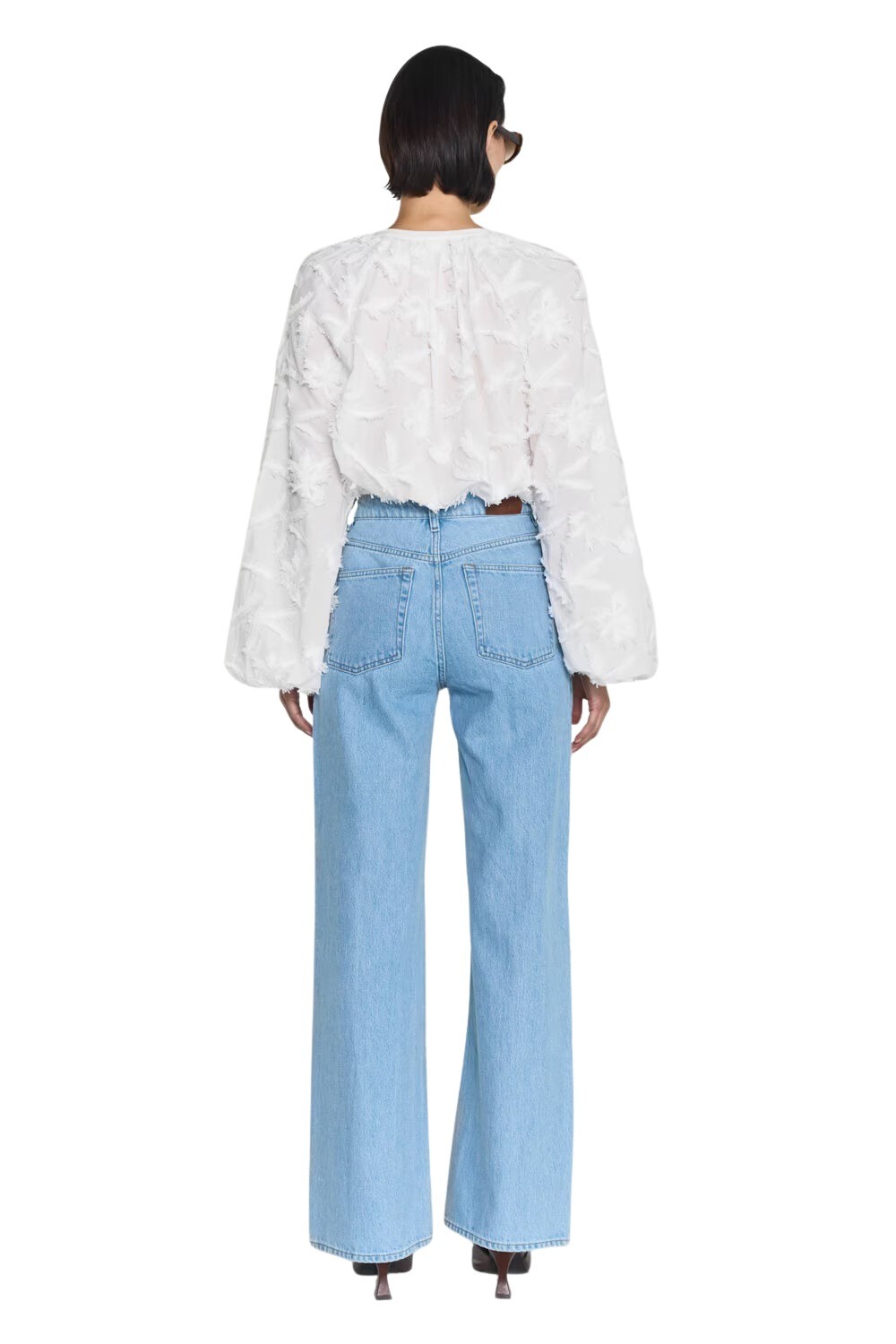 241218_tt_2_8822_tori_rigid_jeans_sunbleached_blue_8813_azalea_blouse_white0207