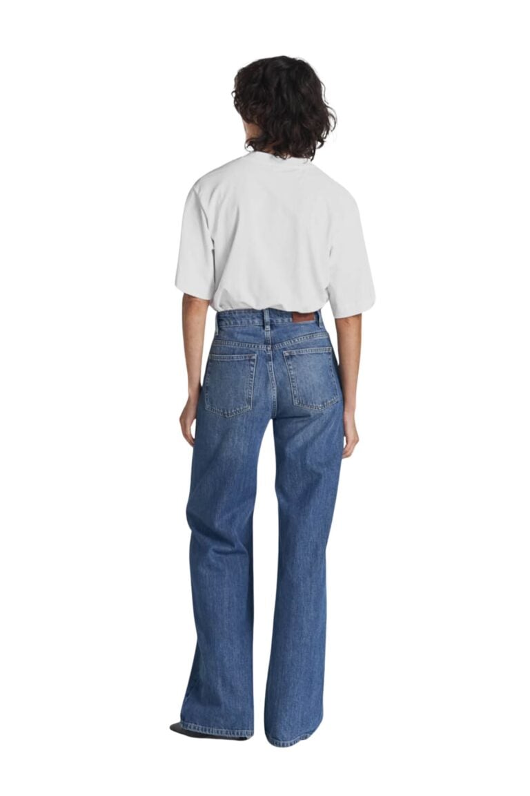 c_240530_ttfw24_day2_8344_tori_rigid_jeans_dk_blue_wash_8049_chelsey_tee_white8087