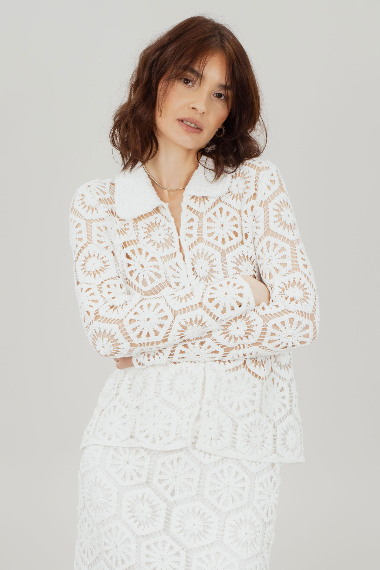 web_image_olena_ls_blouse_white_m_crochet_look_shi_90692_olena_white_3864967296_plid_36907-2