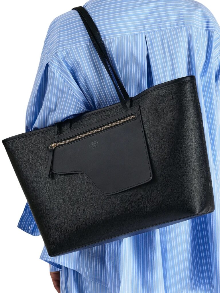 eraclea_black_grained_leather_large_tote_bag_closeupp_lookbook_atp_atelier