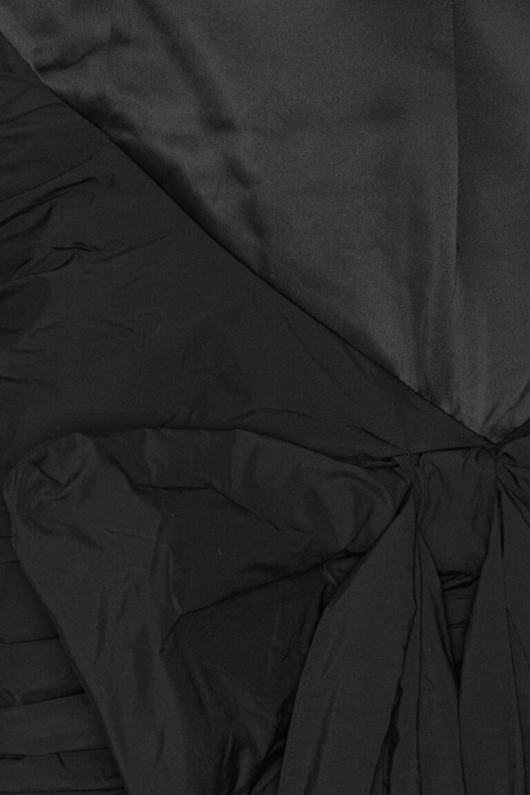 114519100_black_3_kapitadress_lr