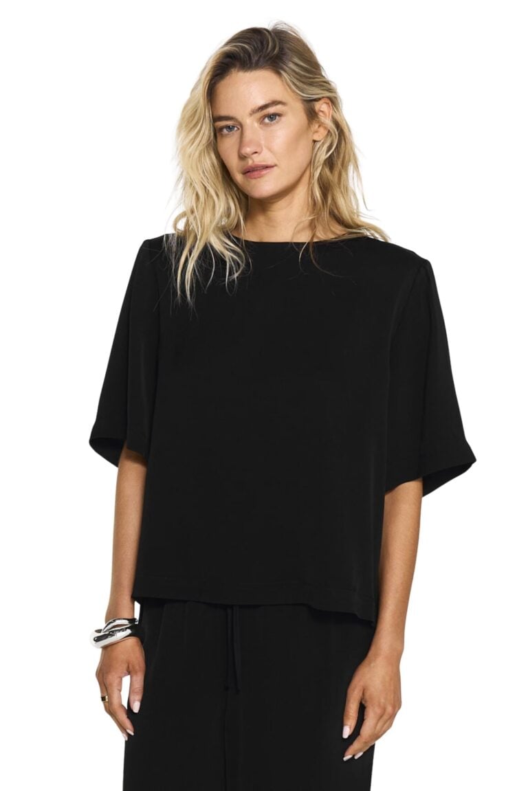 250526_ttday1_9025_leonie_satin_tee_black_9001_enna_satin_trousers_black2129
