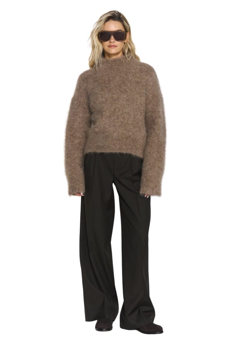 250526_ttday2_8957_ritva_knitted_sweater_hazelnut_9054_wynne_trousers_forest_green2616