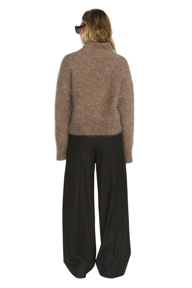 250526_ttday2_8957_ritva_knitted_sweater_hazelnut_9054_wynne_trousers_forest_green2644