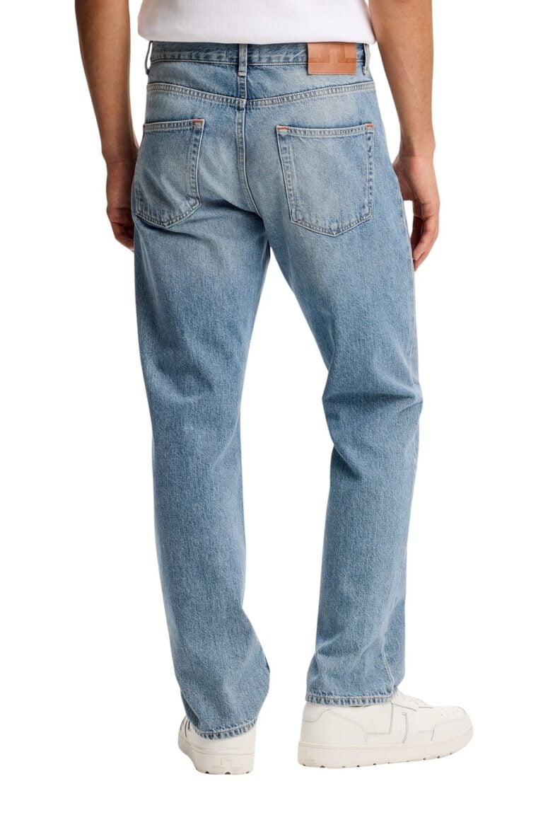 ea919451932b01832e5b85bc15c624b4_004