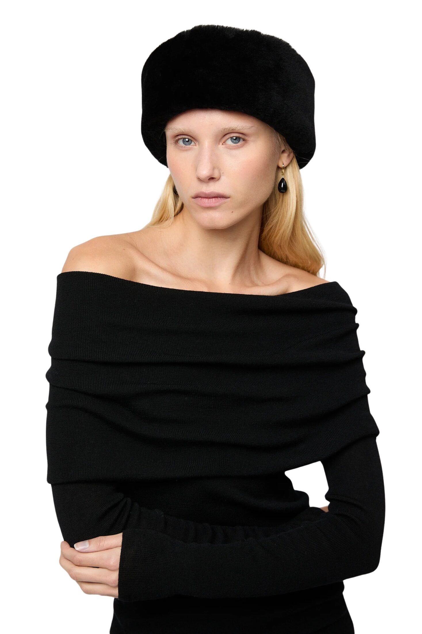 fwss_winter_2025_campaign_trine_hisdal_oslo_shearling_hat_jet_black_cab51494-4b2d-4cd4-861a-5299f9f90817