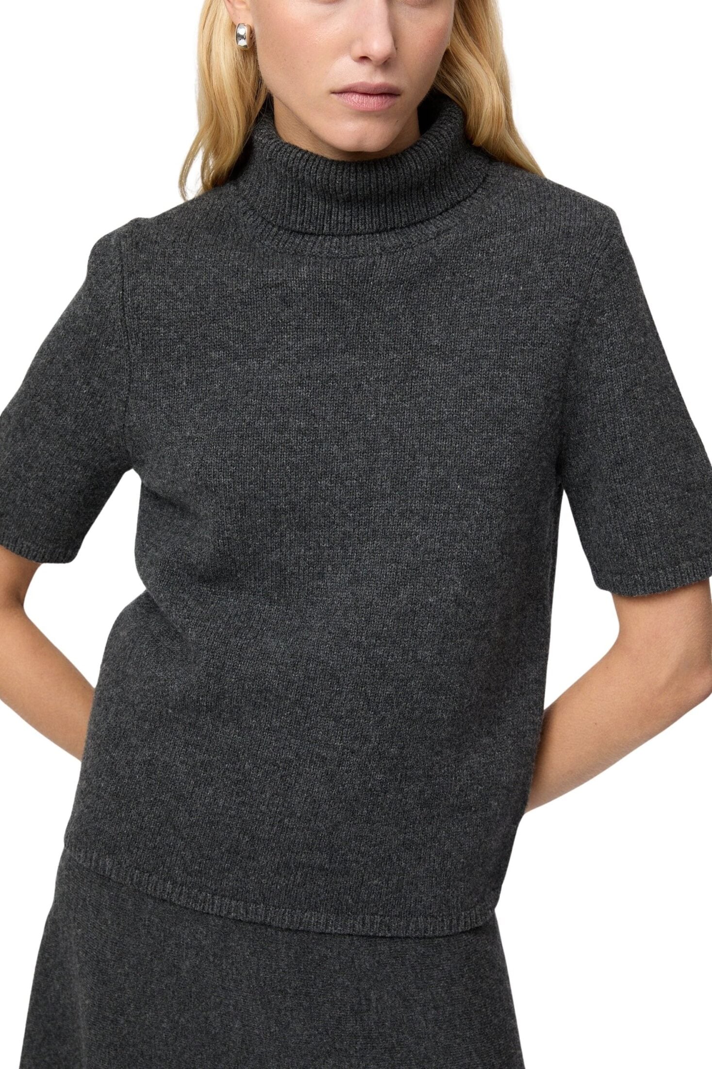 fwss_winter_2025_campaign_trine_hisdal_relaxed_turtleneck_tee_graphite_toulon_skirt_short_graphite