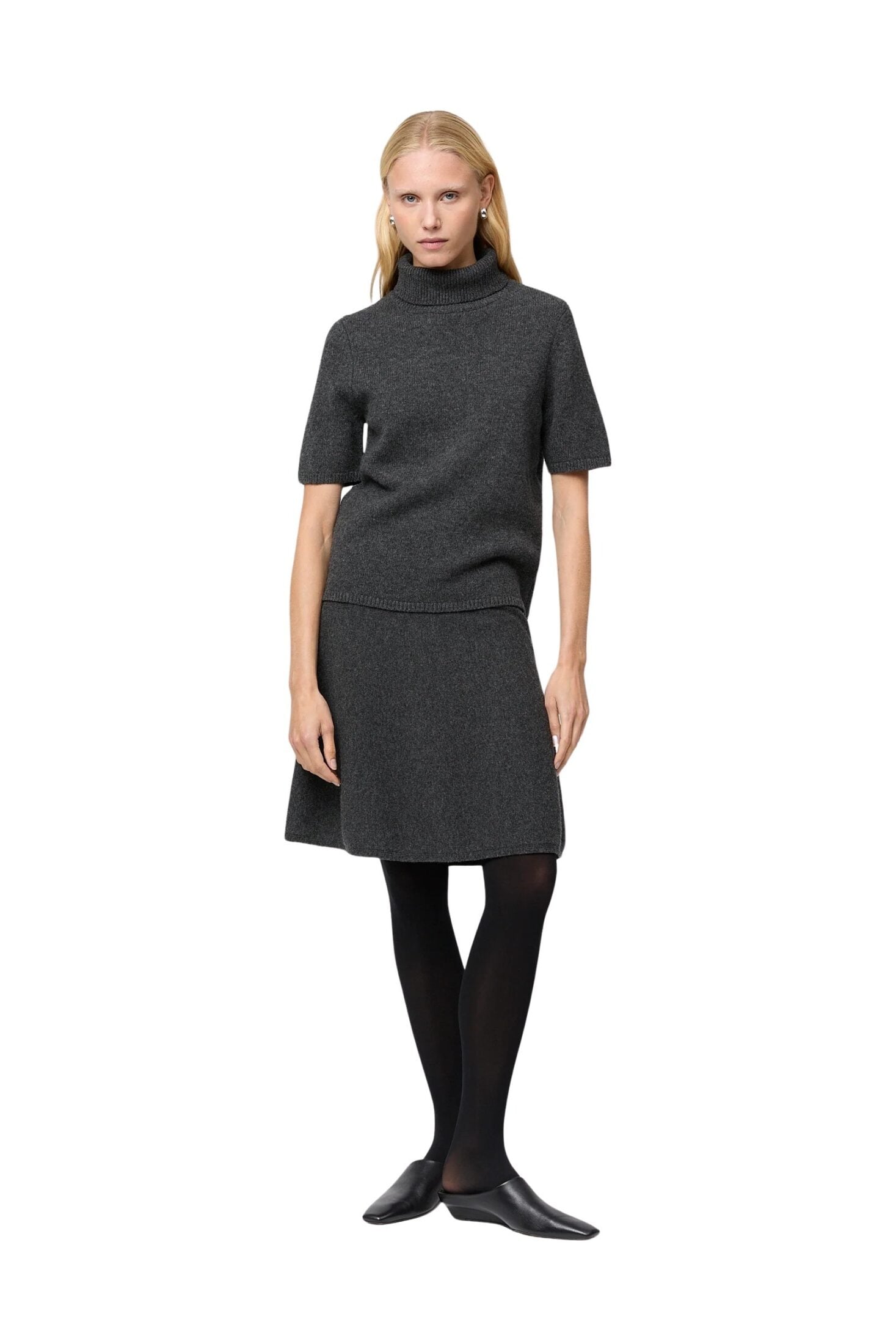 fwss_winter_2025_campaign_trine_hisdal_relaxed_turtleneck_tee_graphite_toulon_skirt_short_graphite_1-1