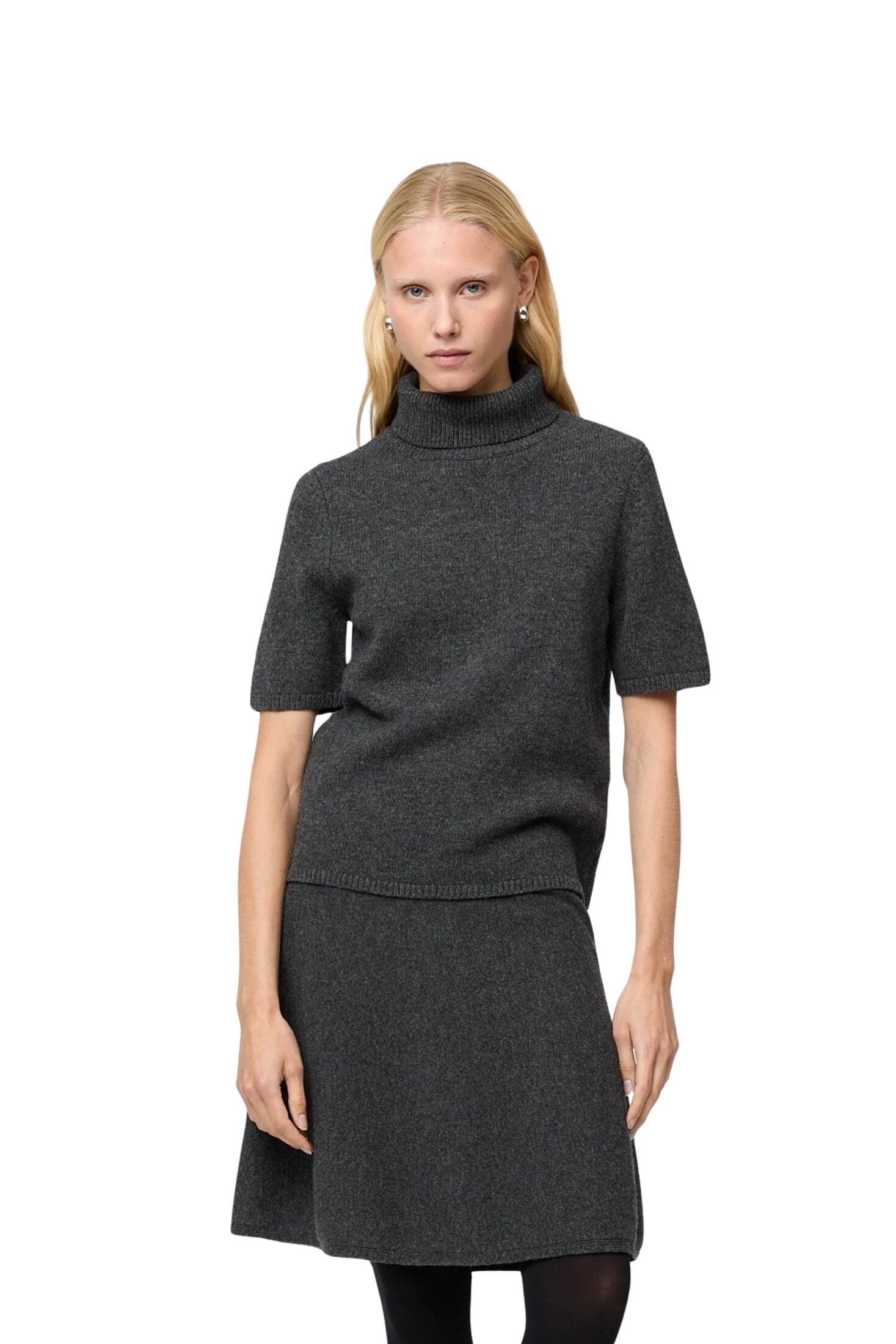 fwss_winter_2025_campaign_trine_hisdal_relaxed_turtleneck_tee_graphite_toulon_skirt_short_graphite_1