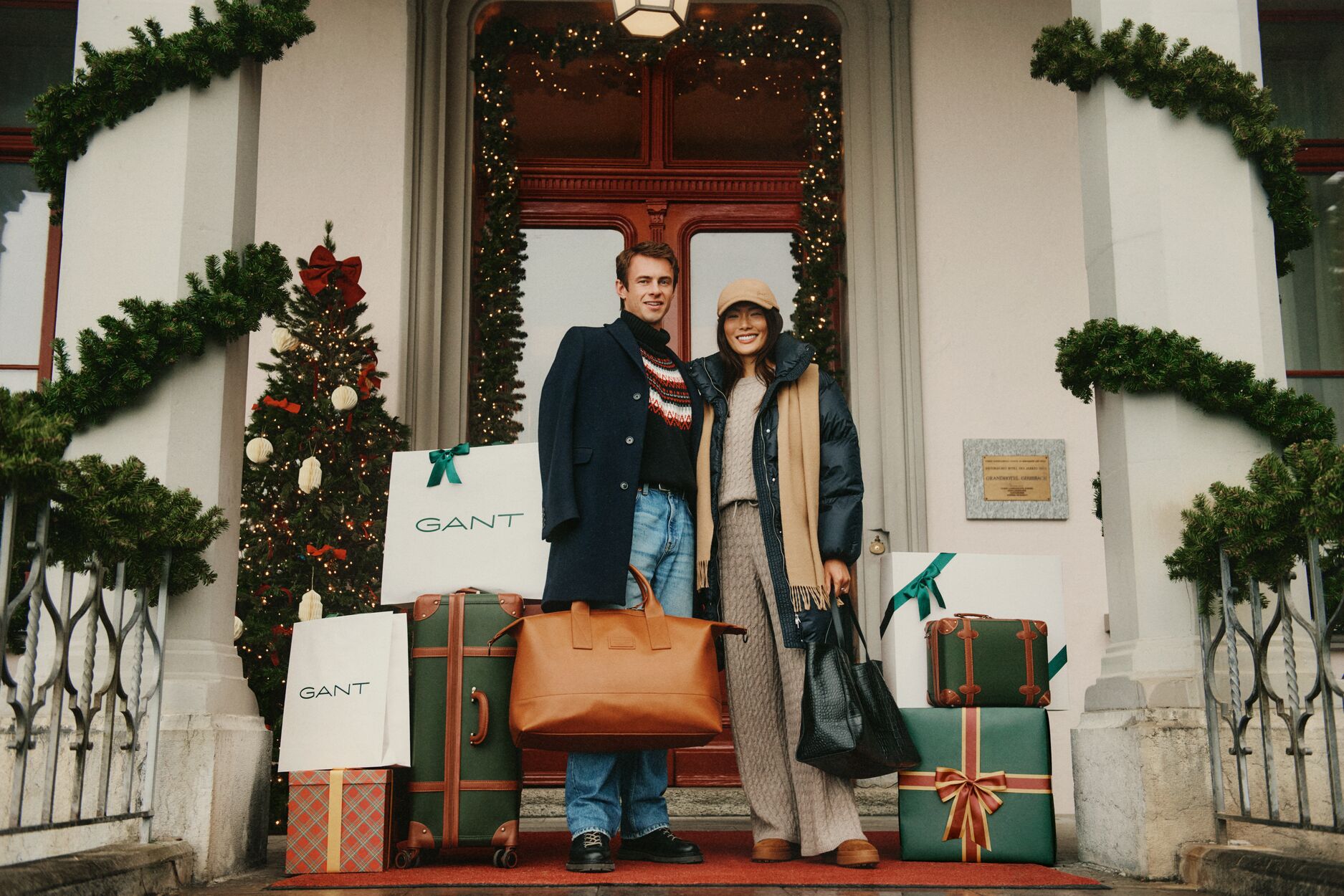 medium-_-for-presentations-fw25_ps26_holiday_hero_nov_c1_a