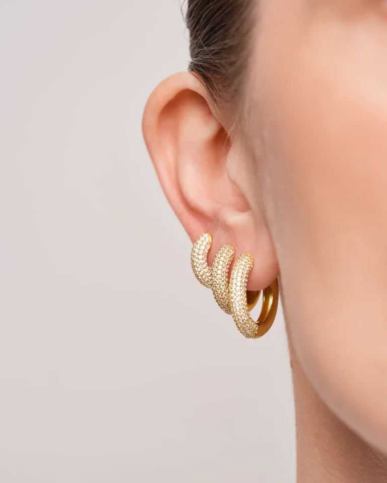 BoldPaveHoopsSmallForgyldt4x5Model1