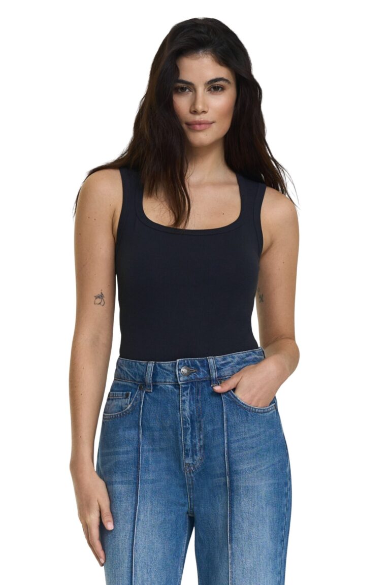 251217_ttday2em__9270_hera_singlet_navy_4804_2_3