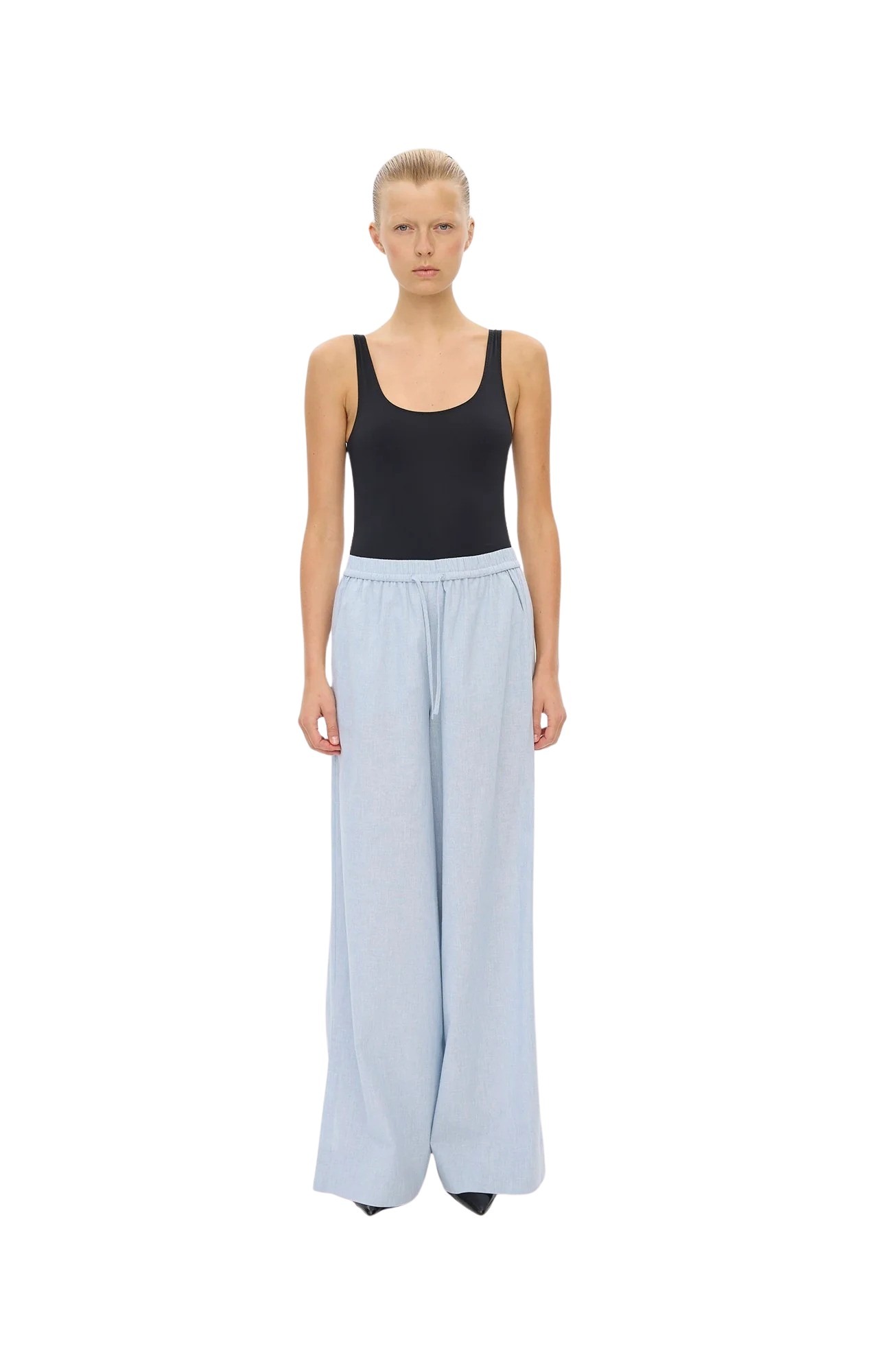 paulafv_113-light_blue_linen-40891-31304_model paulafv_113-light_blue_linen-40891-31304_model