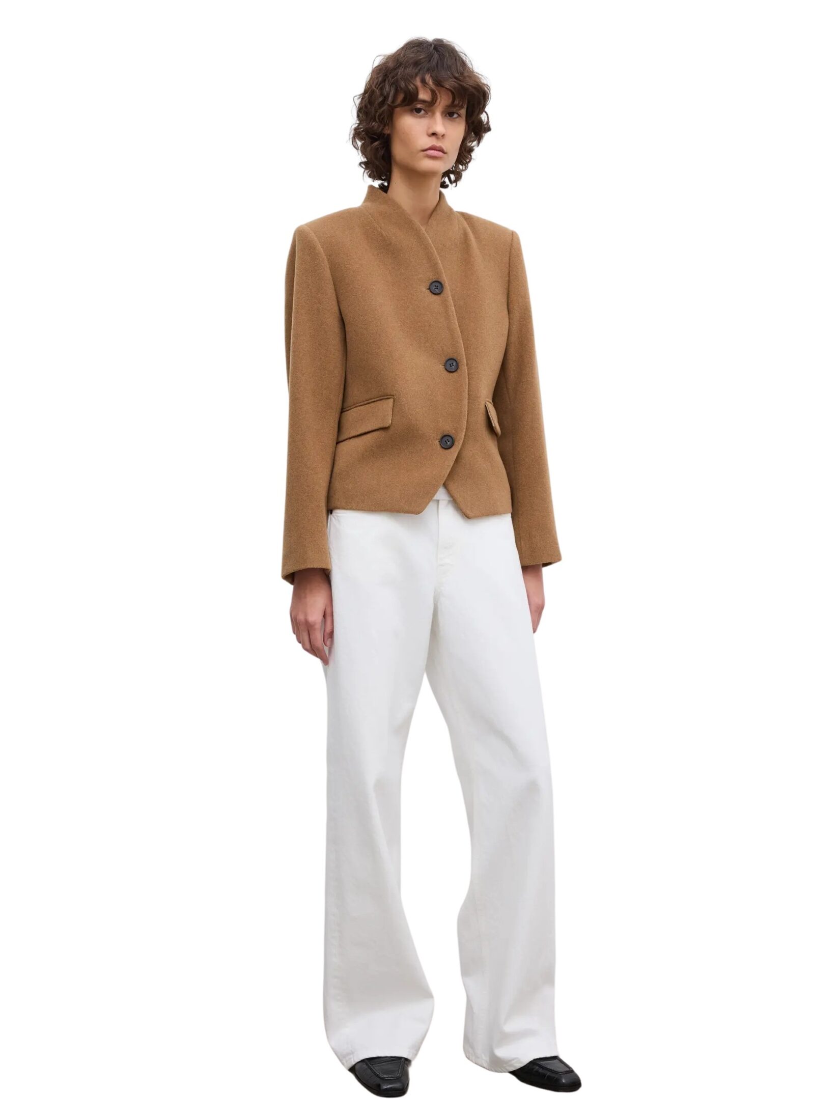 2472_75236ca6ce-dagmar_ss26_261f801_short-curved-jacket_150-camel_2113-original 2472_75236ca6ce-dagmar_ss26_261f801_short-curved-jacket_150-camel_2113-original