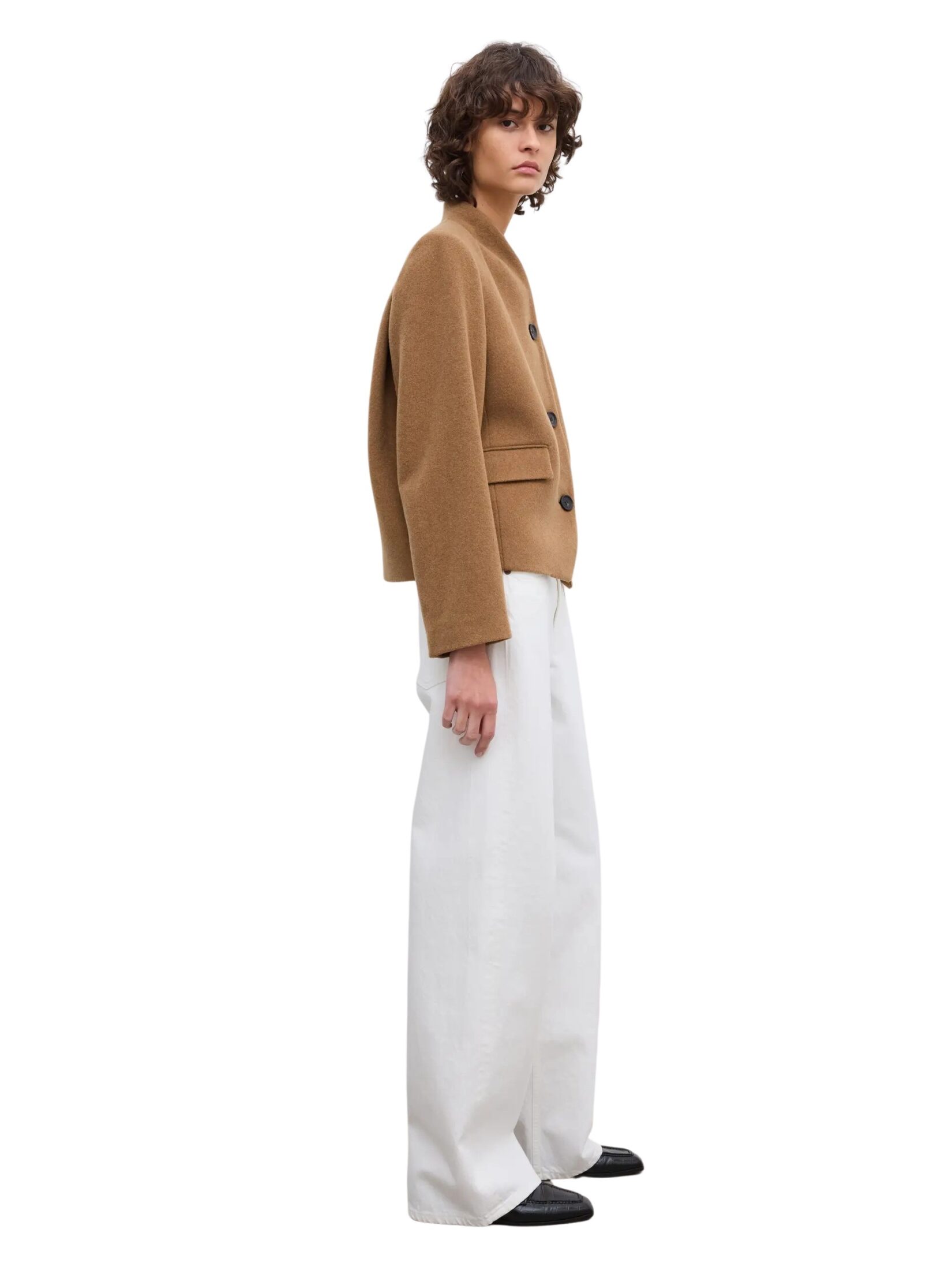 2472_bded3e7bcc-dagmar_ss26_261f801_short-curved-jacket_150-camel_2618-original 2472_bded3e7bcc-dagmar_ss26_261f801_short-curved-jacket_150-camel_2618-original