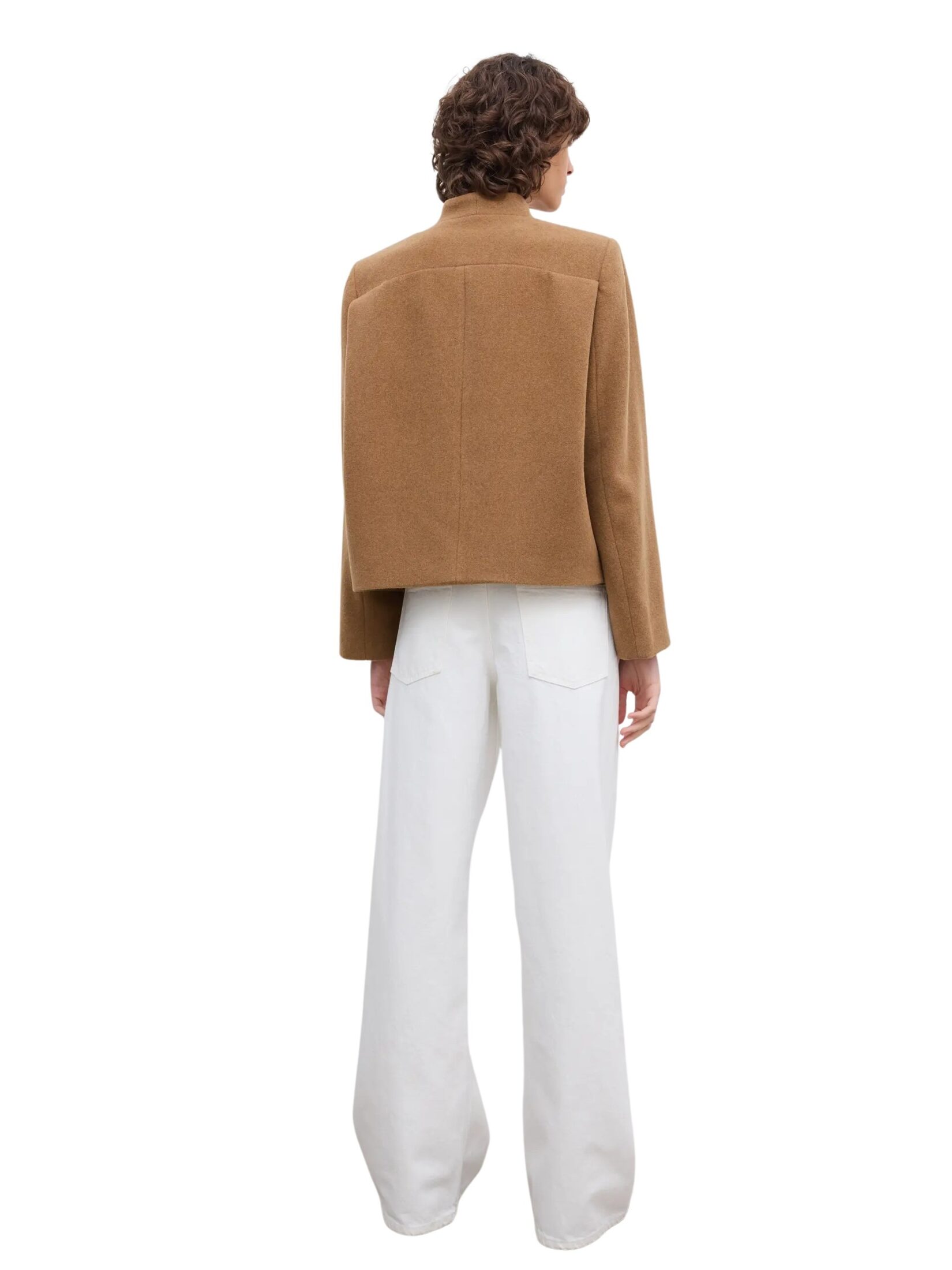2472_e714cd46d3-dagmar_ss26_261f801_short-curved-jacket_150-camel_2634-original 2472_e714cd46d3-dagmar_ss26_261f801_short-curved-jacket_150-camel_2634-original