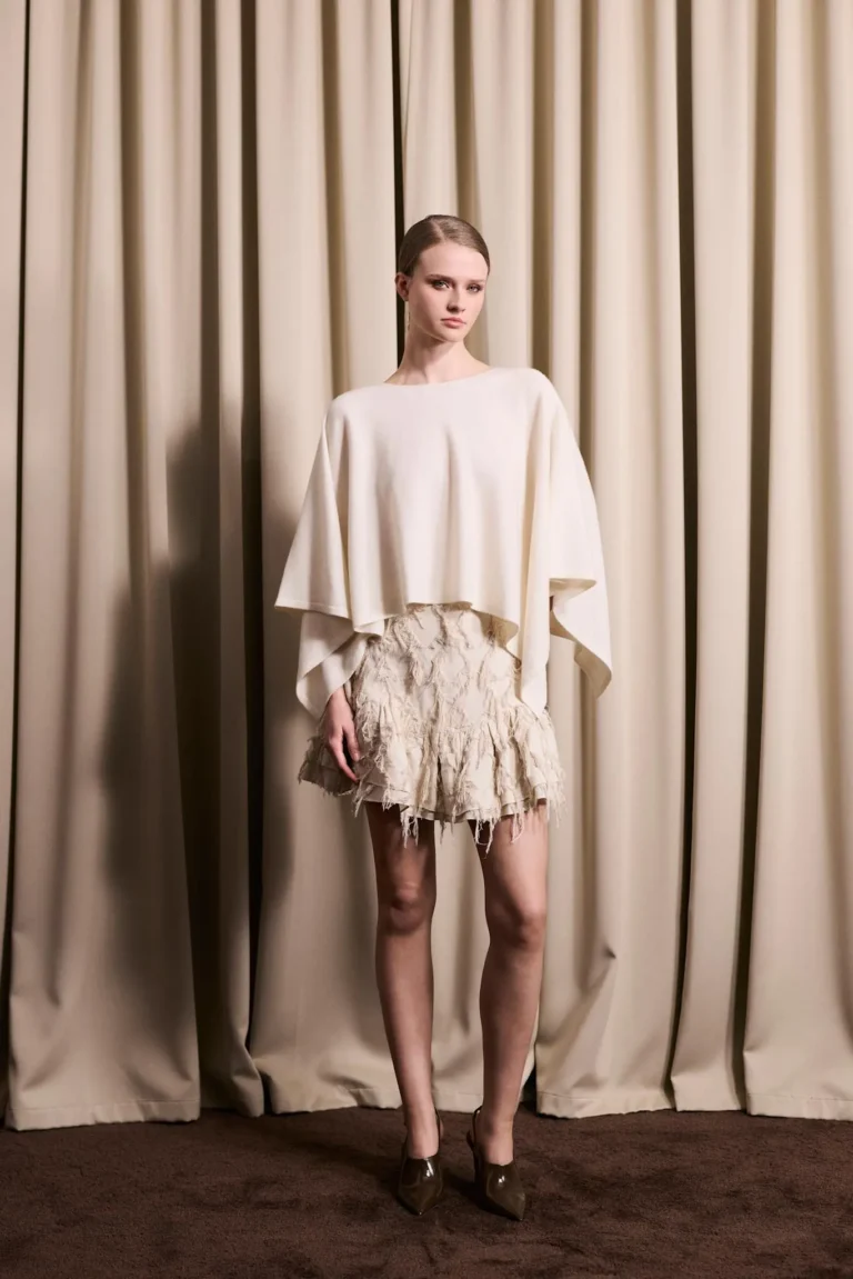 IBEN_ENZO_MERINO_PONCHO_Ivory_White_1699NOK_145EUR_IBEN_POSY_FRAY_SKIRT_Raw_Beige_1599NOK_135EUR