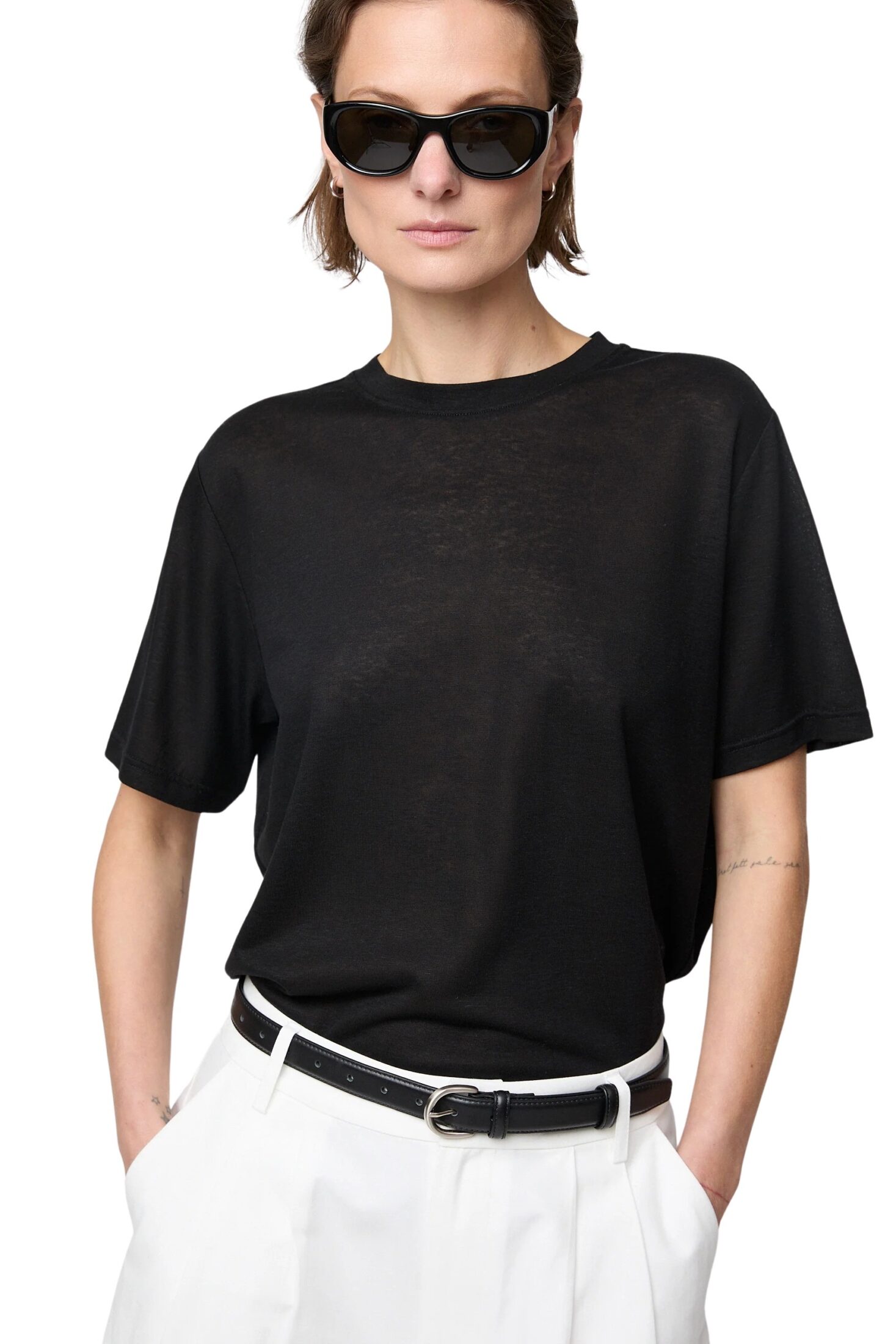 fwss_summer_26_tencel_linen_weekend_tee_jet_black_poet_pleat_shorts_off_white_30674fd9-18c8-4d78-95fa-376ab4417021