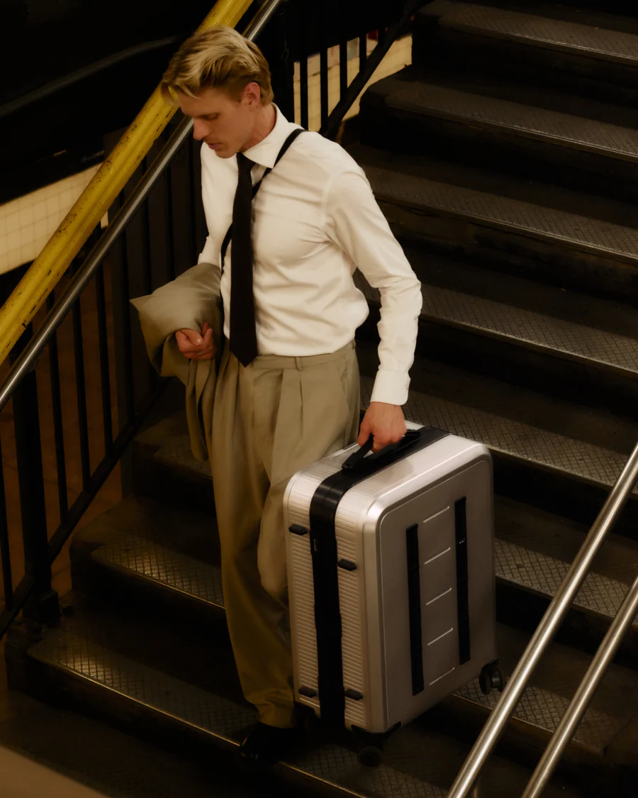 Ramverk_Alu_Check-in_Luggage_Large_Silver_Lifestyle_New_5 Ramverk_Alu_Check-in_Luggage_Large_Silver_Lifestyle_New_5