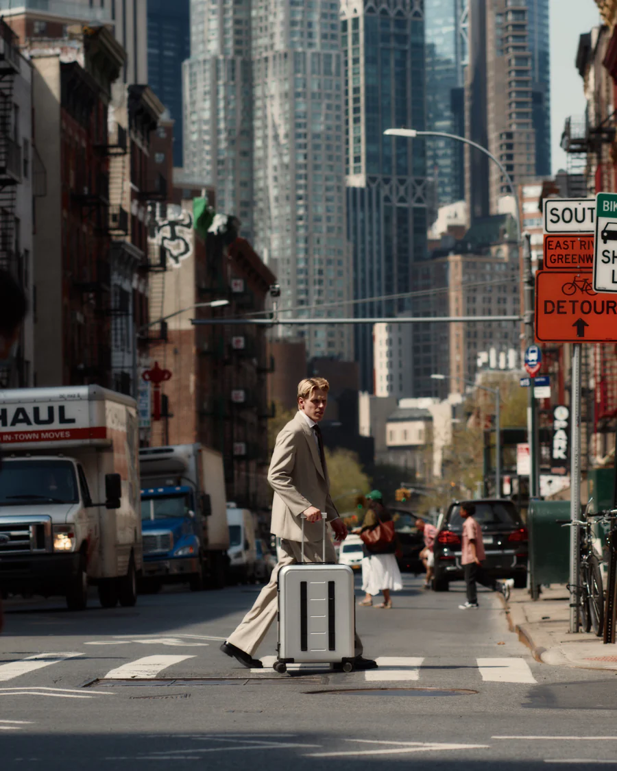 Ramverk_Alu_Check-in_Luggage_Medium_Silver_Lifestyle_New Ramverk_Alu_Check-in_Luggage_Medium_Silver_Lifestyle_New