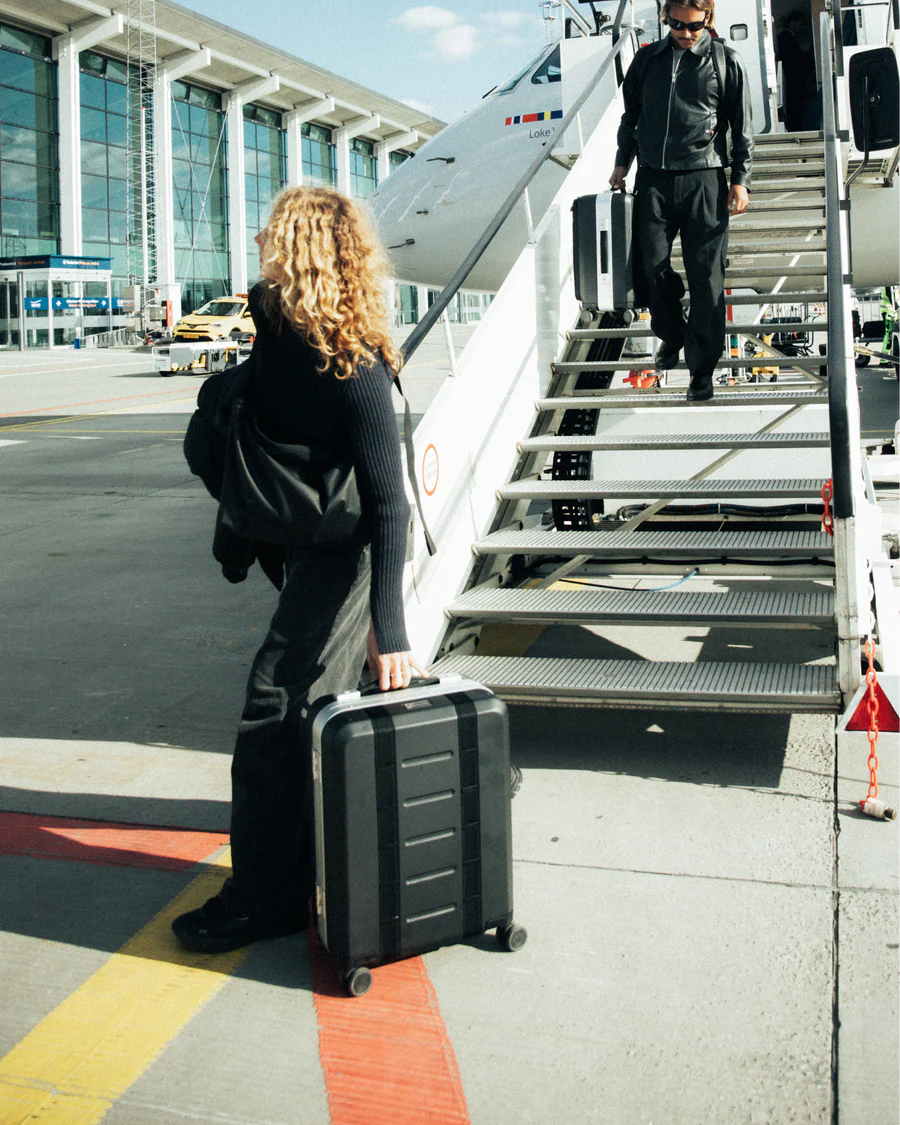Ramverk_Carry-on_Silver_On_Person_2025 Ramverk_Carry-on_Silver_On_Person_2025