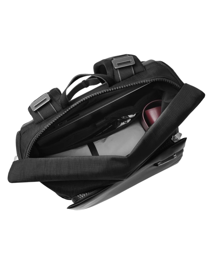 entour_daypack_18l_black_out_1000539004901_6 entour_daypack_18l_black_out_1000539004901_6