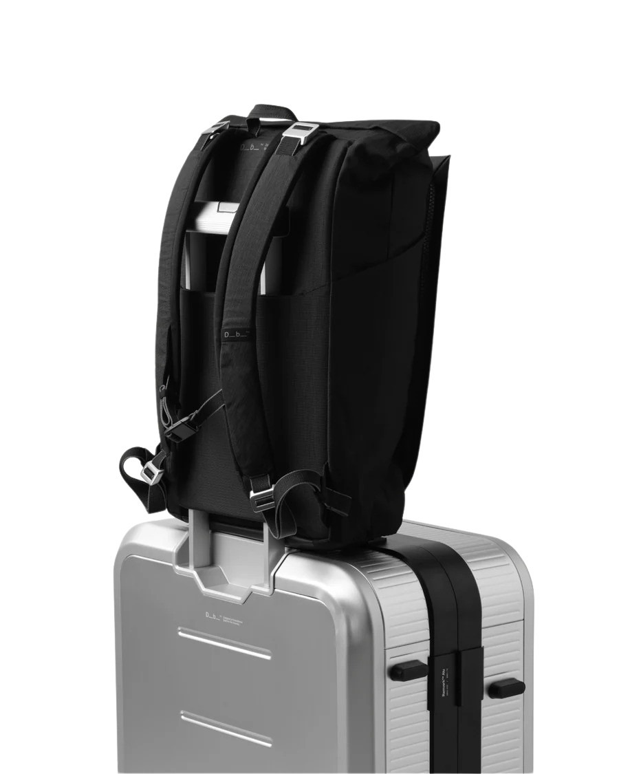 entour_daypack_18l_black_out_1000539004901_7 entour_daypack_18l_black_out_1000539004901_7