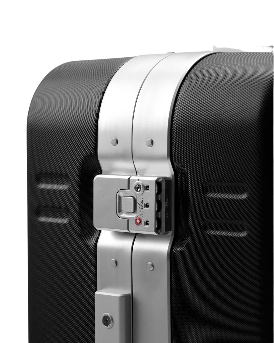 ramverk_pro_check_in_luggage_medium_silver-8 ramverk_pro_check_in_luggage_medium_silver-8