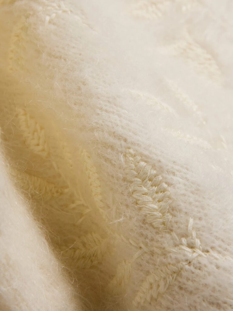2756_52f93f9675-fiola-chunky-closeup_-bright-white-zoom