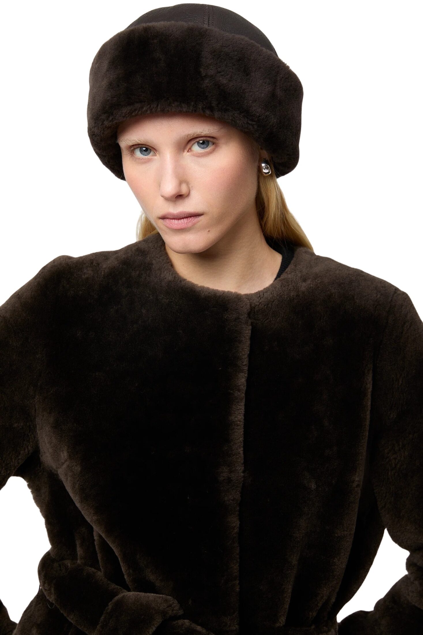 fwss_winter_2025_campaign_trine_hisdal_bergamo_shearling_coat_chocolate_brown_fur_oslo_shearling_hat_chocolate_23aca659-99d2-488d-8727-fa10a1c0437c fwss_winter_2025_campaign_trine_hisdal_bergamo_shearling_coat_chocolate_brown_fur_oslo_shearling_hat_chocolate_23aca659-99d2-488d-8727-fa10a1c0437c