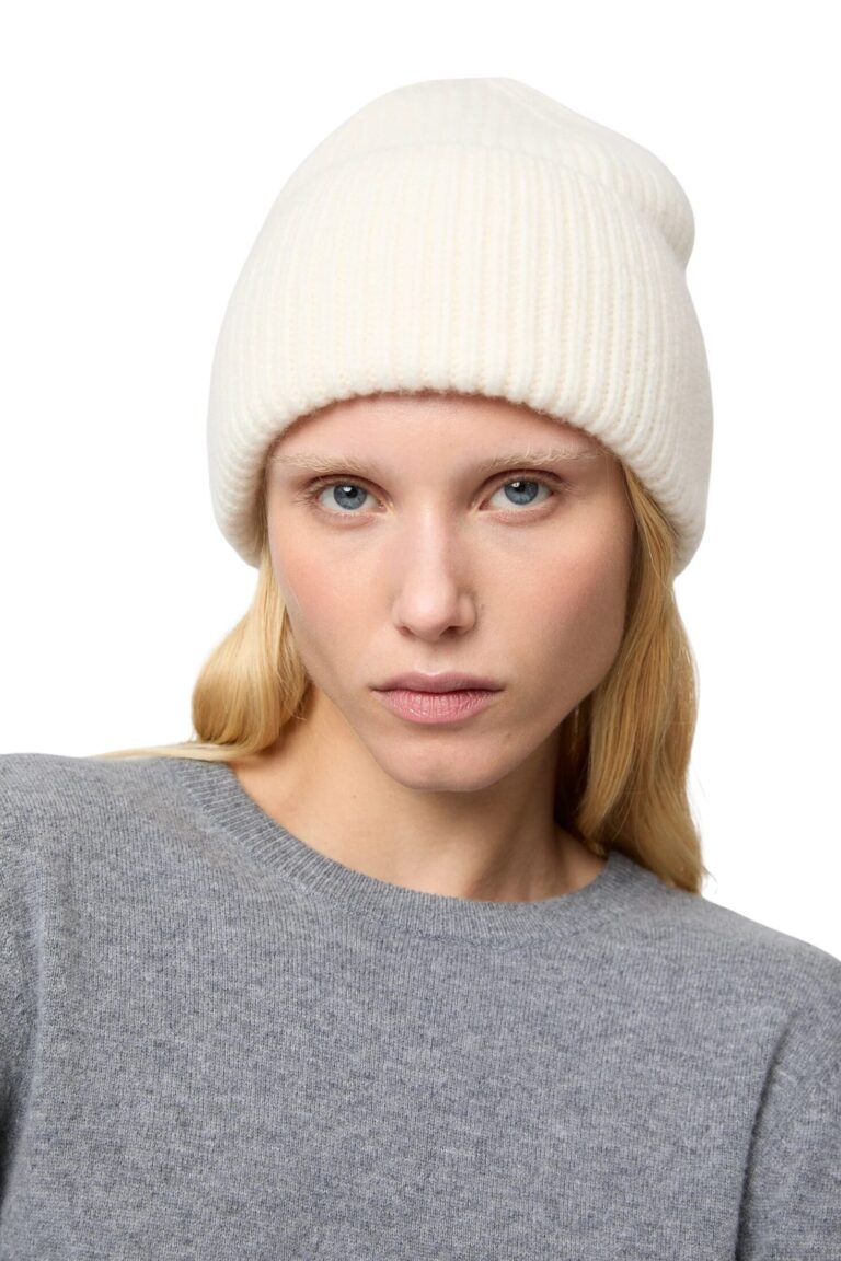 fwss_winter_2025_campaign_trine_hisdal_sabine_wool_longsleeve_jet_mid_gray_avignon_beanie_macadamia_e42edab7-1d5b-41d1-b034-6f7f9c5287a4